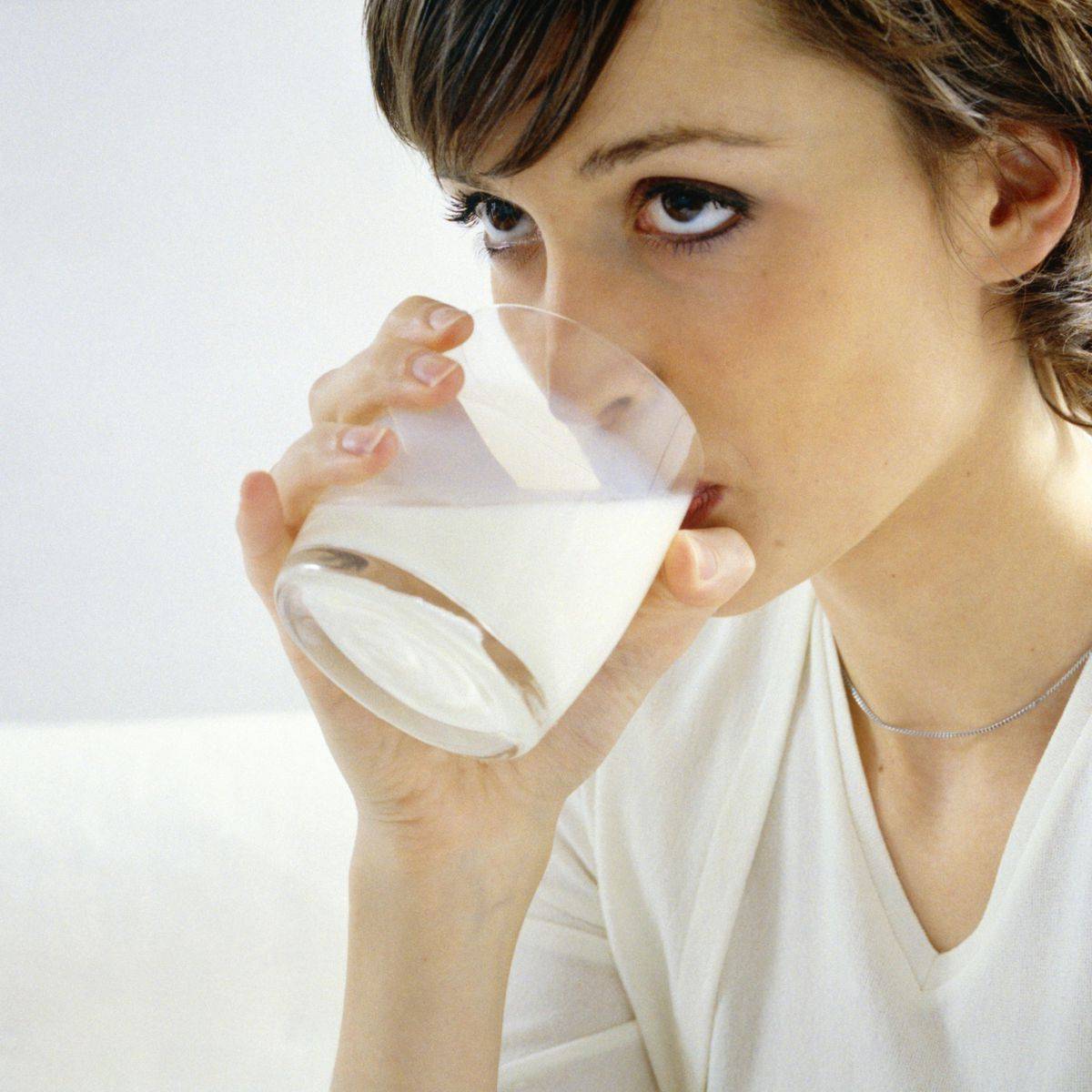 Чай с молоком: польза и вред для организма, можно ли пить при беременности и в каких случаях нельзя, рецепты приготовления