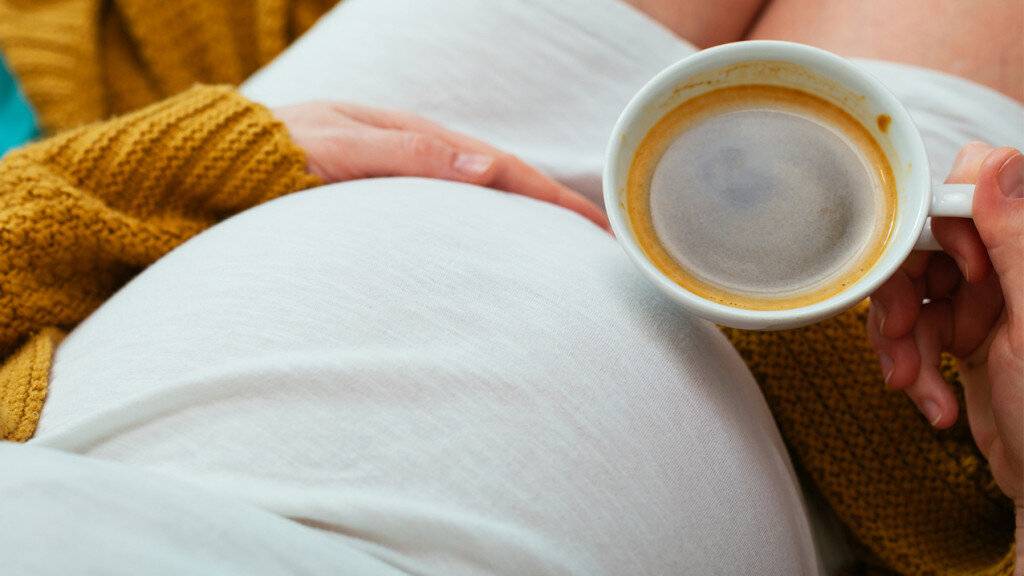 Можно ли беременным кофе с молоком растворимый или молотый, допустимо ли пить его во время 1, 2 и 3 триместра, например, утром, если нельзя, то почему?