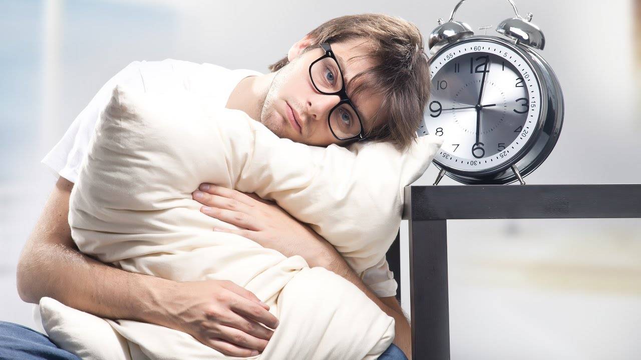 Почему днем все время хочется спать: врач-сомнолог рассказала о причинах дневной сонливости