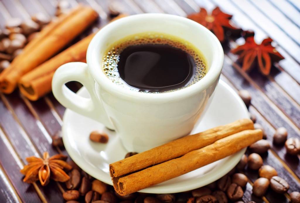 5 интересных рецептов кофе с корицей, а также полезные свойства напитка