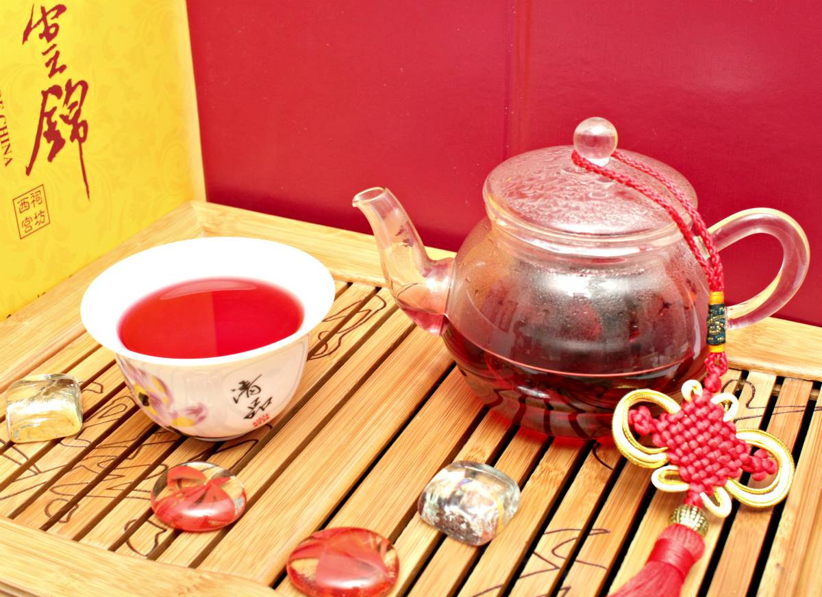 Чай каркаде повышает или понижает давление: польза и вред при гипертонии, действие холодного и горячего чая