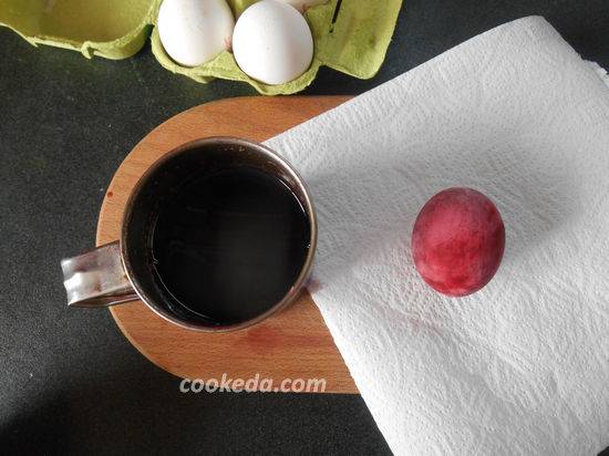 Как правильно красить яйца чаем и кофе. как покрасить яйца черным чаем