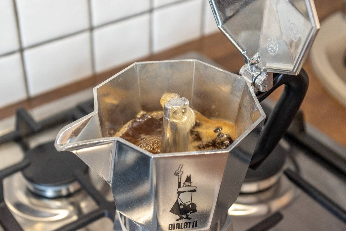 Как варить кофе в гейзерной кофеварке: рецепты, видео