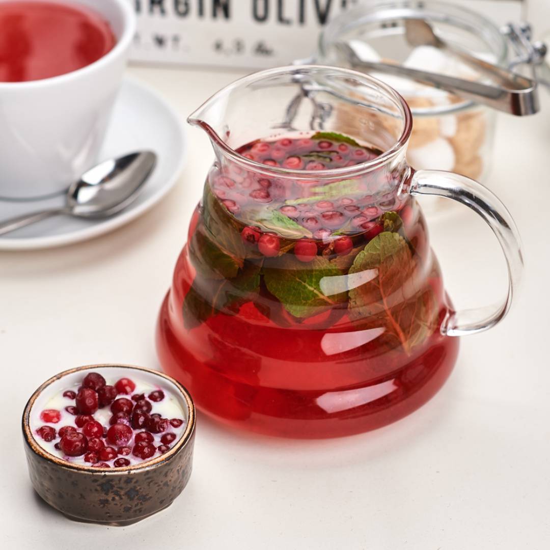 Чай с ягодами брусники – от чего помогают и как приготовить