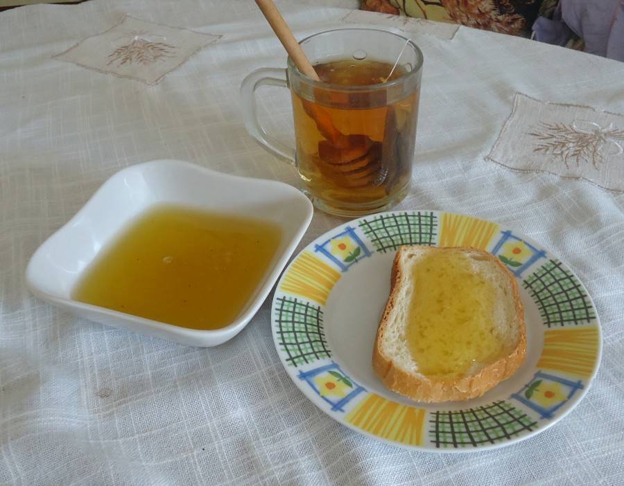Горячий мёд: состав, польза и вред, с чаем