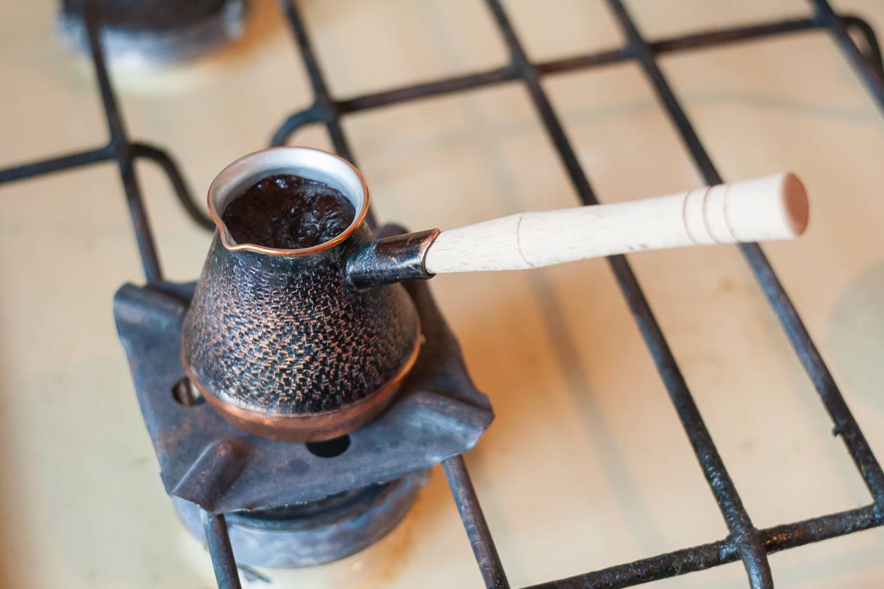 Керамическая турка: как пользоваться посудой для кофе из керамики? сравнение глиняных и медных турок. лучше ли изделия из глины, чем фарфоровые?