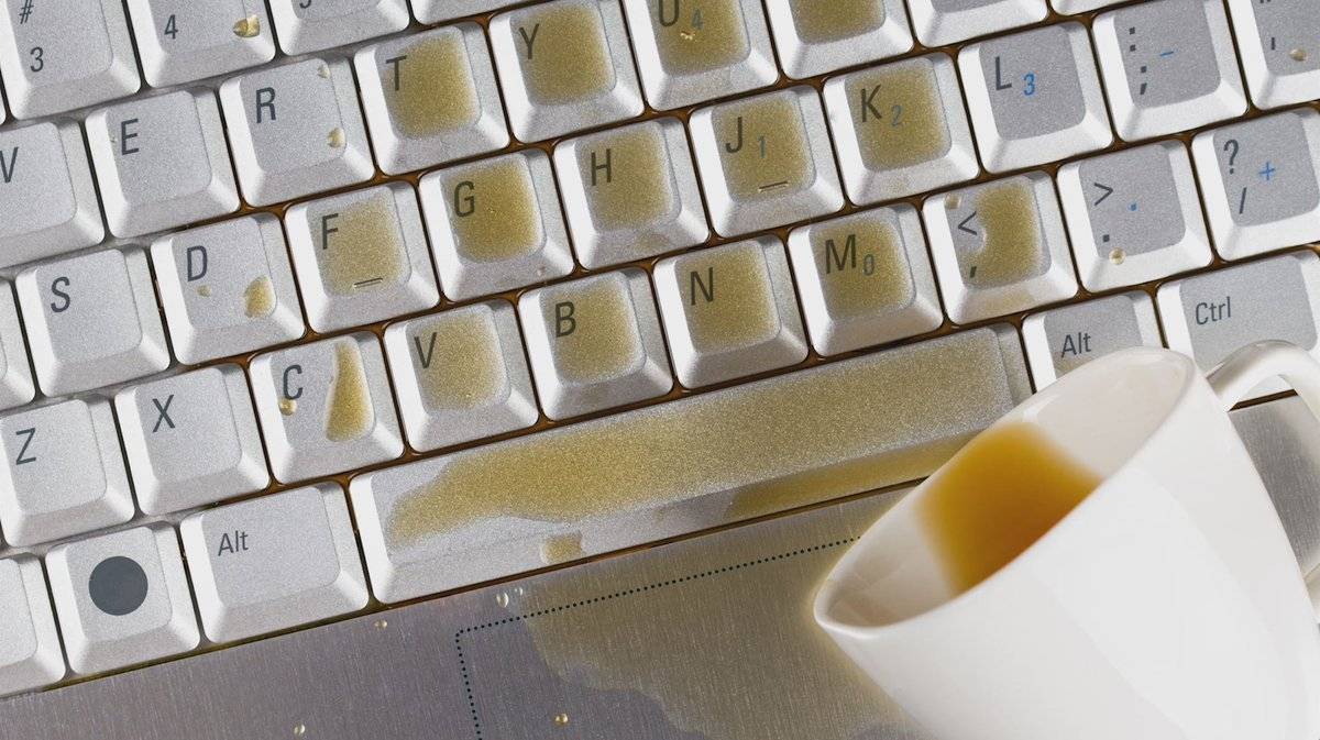 Что делать, если пролили воду на клавиатуру ноутбука и он не включается