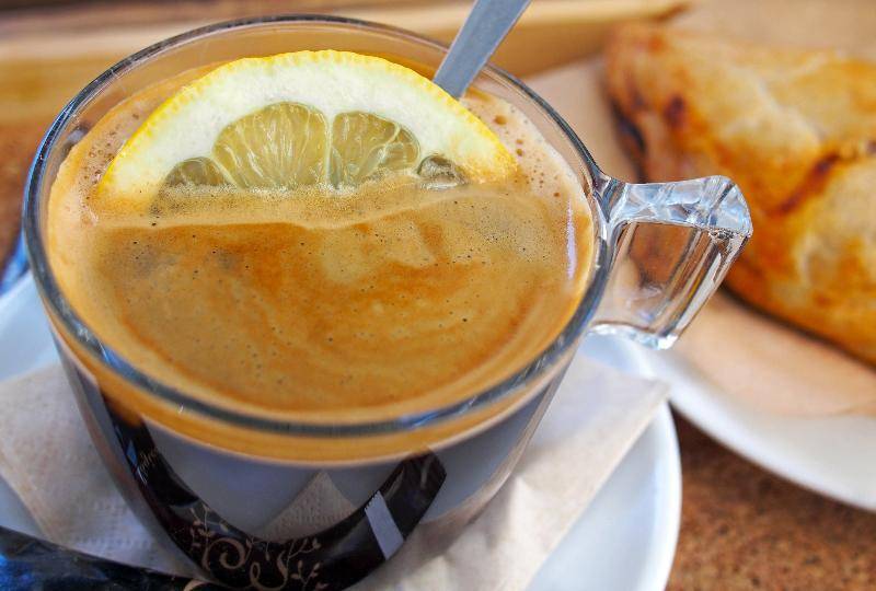 Кофе с лимоном: в чём его польза и как приготовить