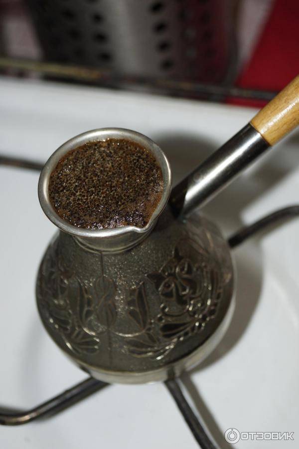 Как варить кофе в турке. Кофе в турке. Кофе в турке на плите. Турка на плите. Кофе для варки в турке.
