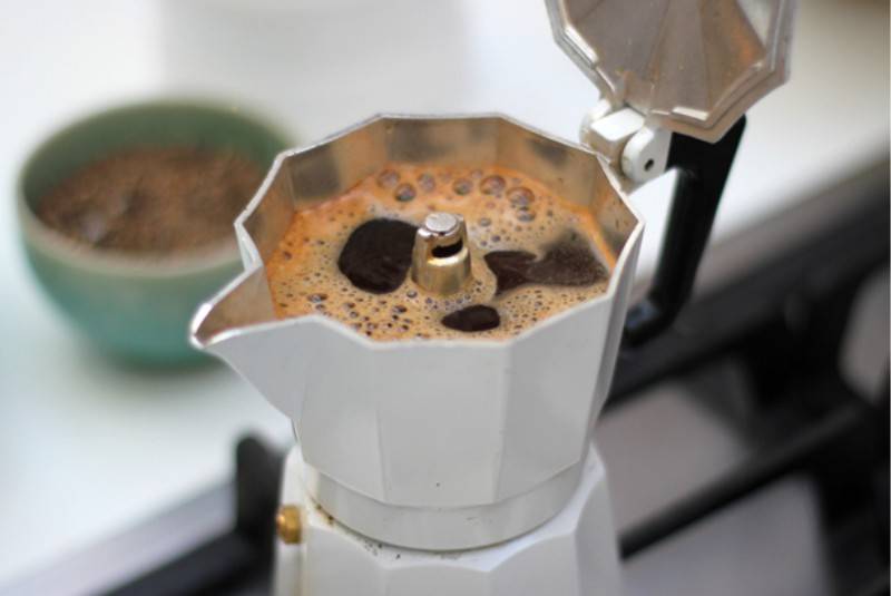 Гейзерная кофеварка: что это такое, принцип работы, как пользоваться на газу и электрической плите, плюсы и минусы, фото, видео