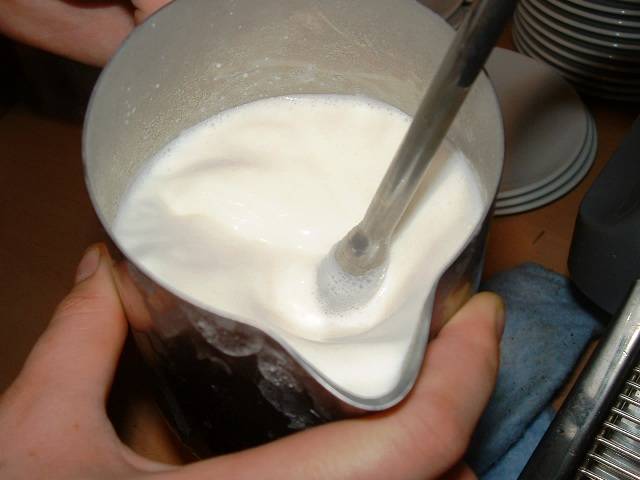 Как взбить молоко для капучино в пену