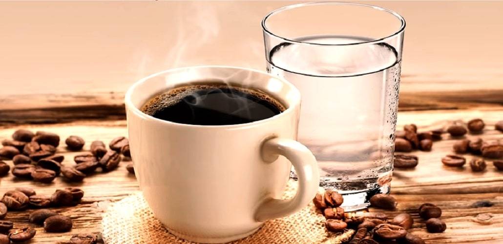 Зачем к кофе подают холодную воду: причины, польза