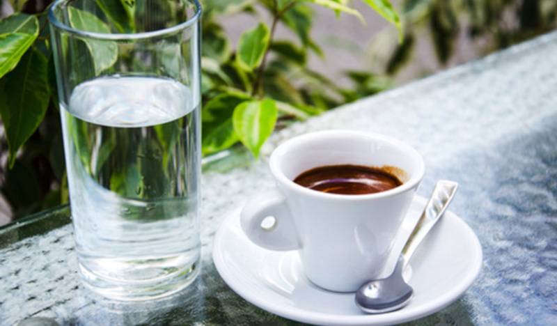 Зачем к кофе подают воду - со вкусом
