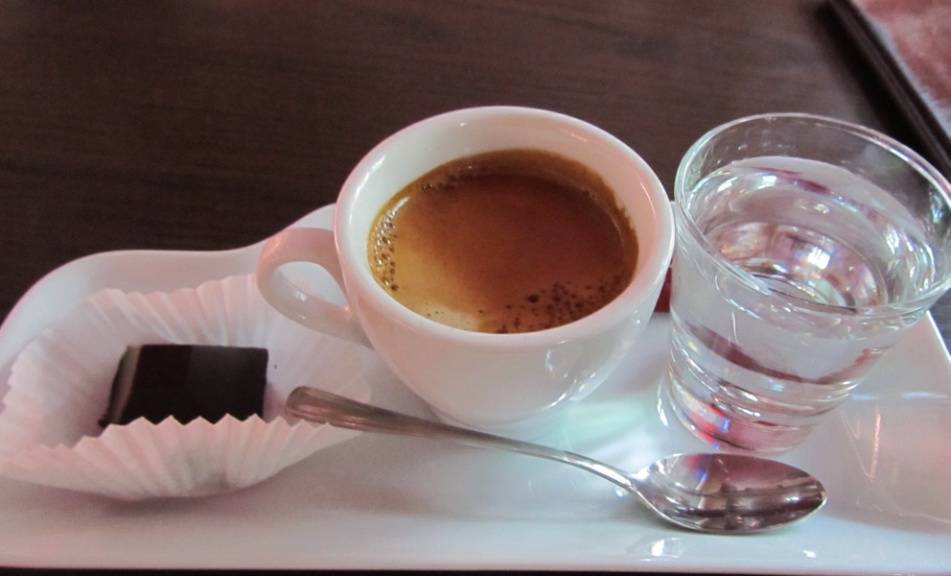 Зачем к кофе подают холодную воду, как правильно запивать его и почему