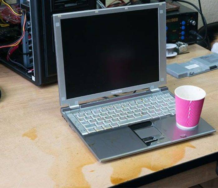 Попала вода на клавиатуру ноутбука не включается. что делать, если залита клавиатура. как можно восстановить испорченный ноутбук самостоятельно