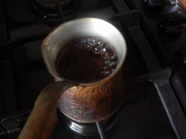 Как варить кофе в турке на плите с пенкой