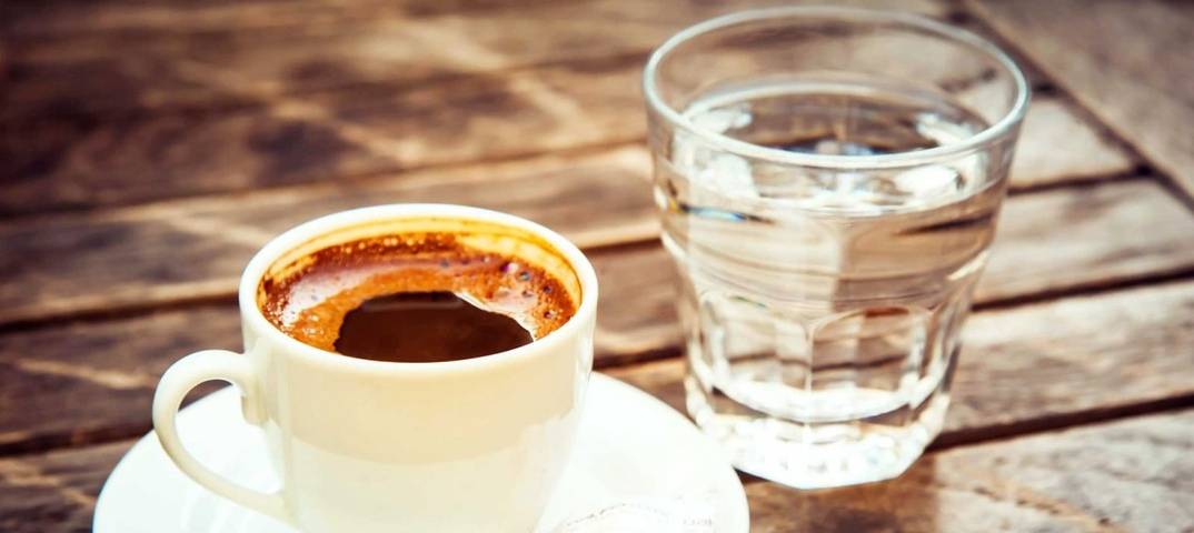 Зачем пить воду после кофе – все за и против восточной традиции