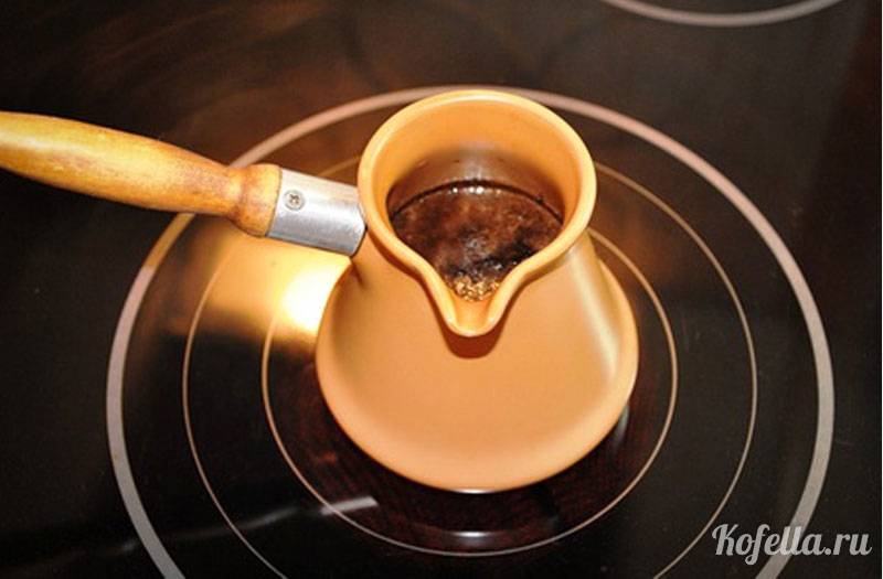 Как варить кофе в керамической турке, как готовить на плите и в песке