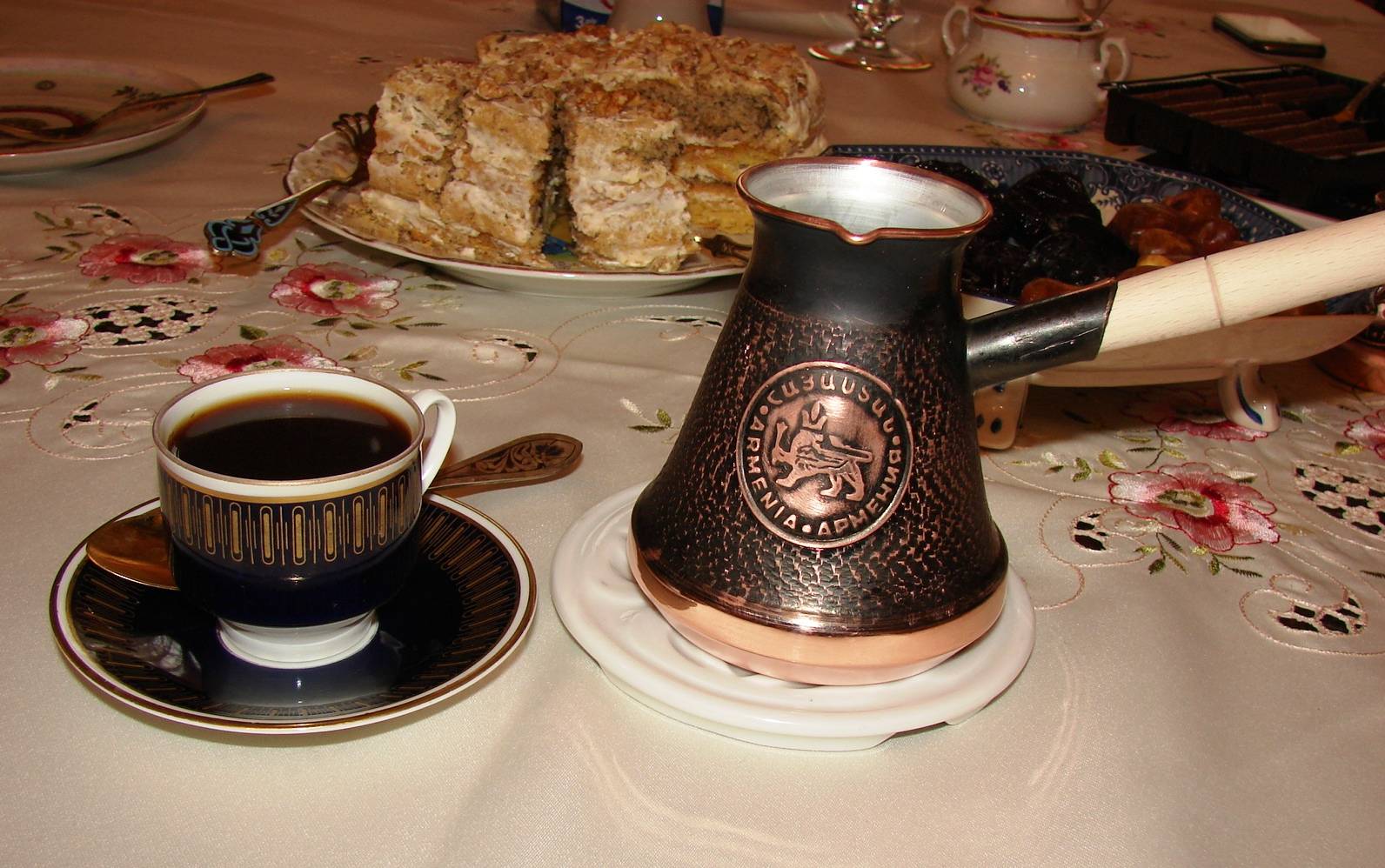 Кофе по-турецки: рецепт приготовления турецкого напитка с чесноком и медом, как варить в турке (сосуд в котором варят кофе) и как пить из турецких чашек для кофе, а также почему его подают с водой?