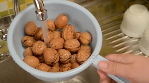 Грецкие орехи: как их мыть и замачивать, а также плюсы и минусы способов обеззараживания