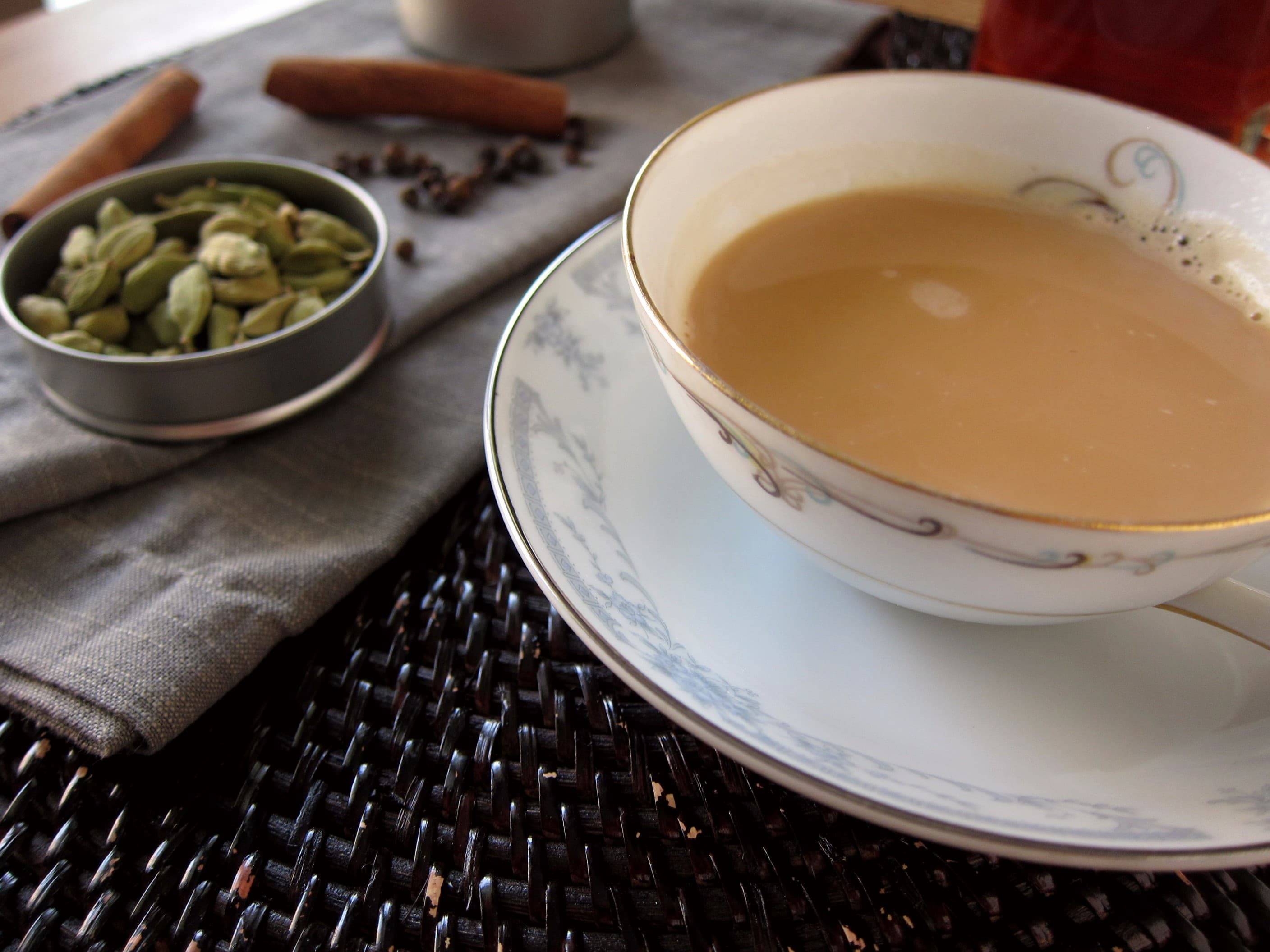 Чай с молоком и солью: история возникновения и рецепты напитка