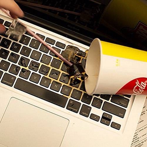 Что делать если на ноутбук пролили кофе