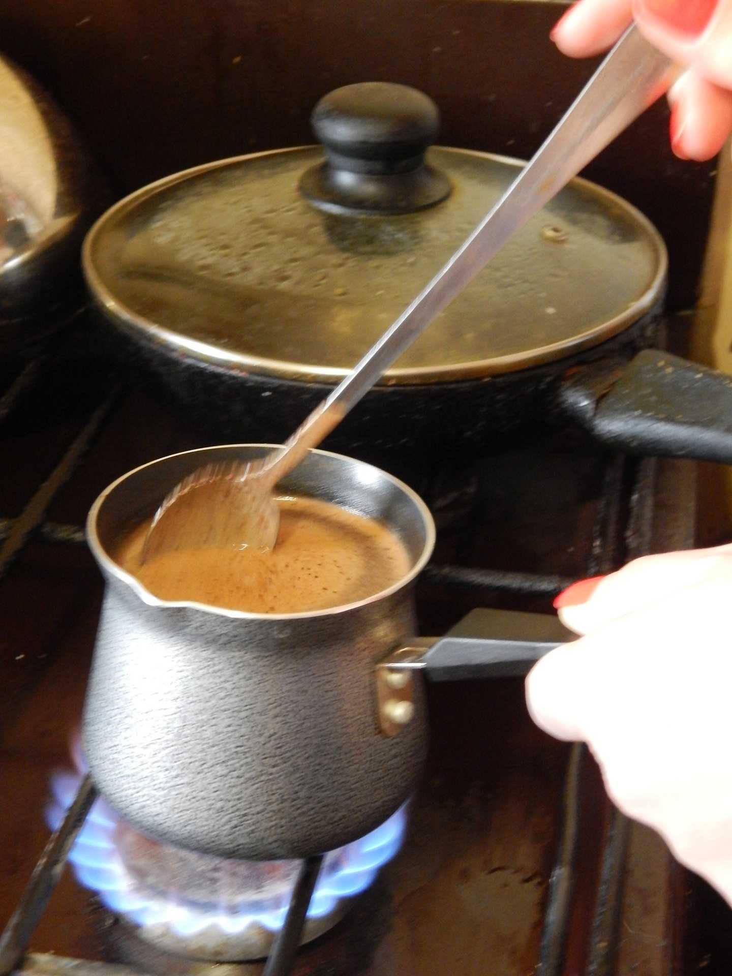 Как варить кофе в электротурке с автоотключением и без него. принцип и правила варки турецкого кофе. выбор прибора