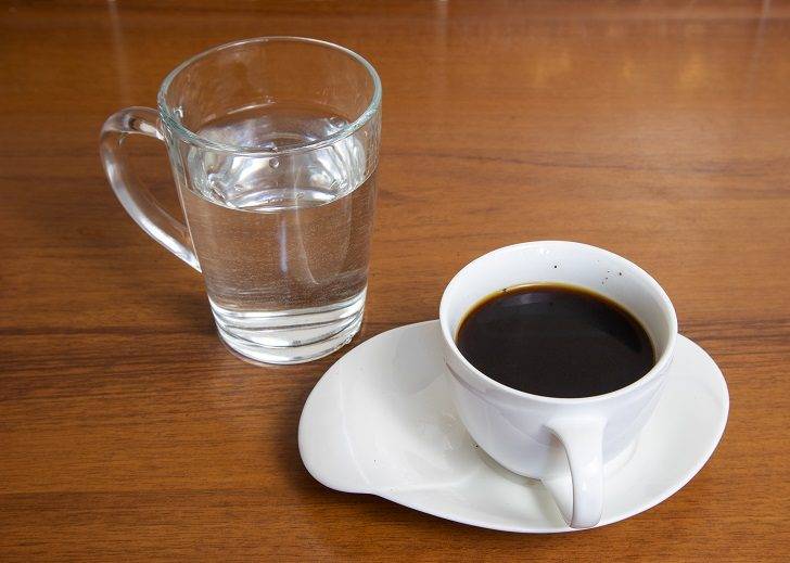 Почему после кофе нужно пить воду | кофе и здоровье