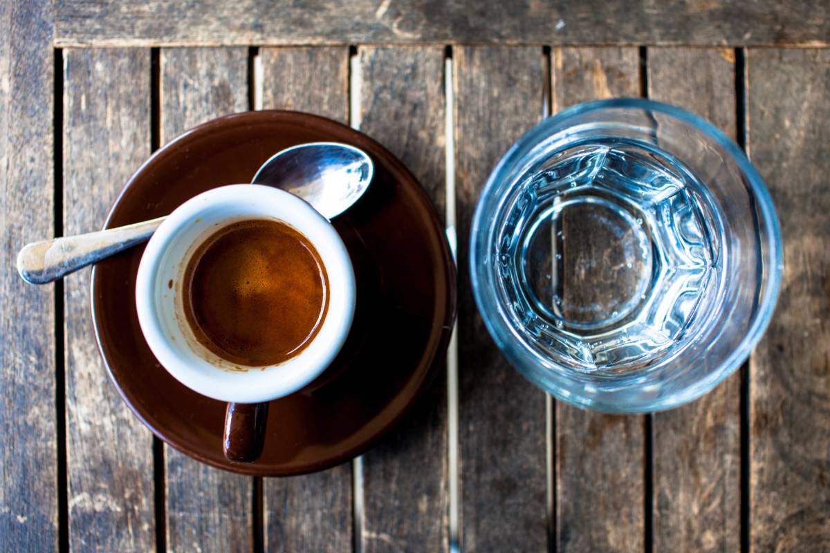 Зачем к кофе подают стакан холодной воды