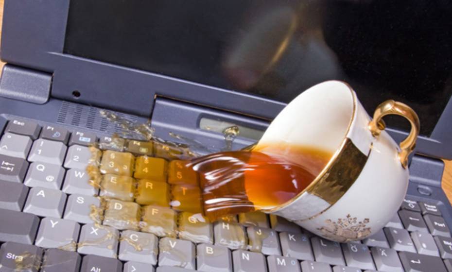 Что делать, если пролил чай на клавиатуру ноутбука: порядок действий по спасению