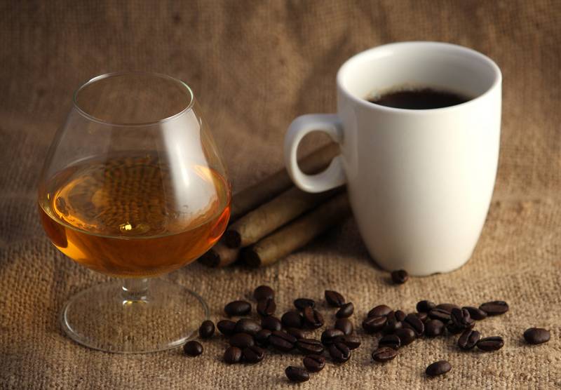 Кофе с коньяком: польза и вред, рецепты приготовления, как его пить