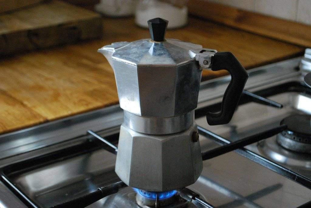 Как работает гейзерная кофеварка