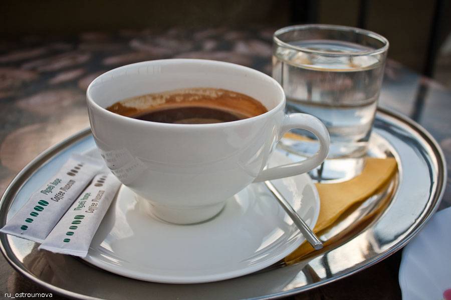 Почему подают кофе с водой и как правильно запивать