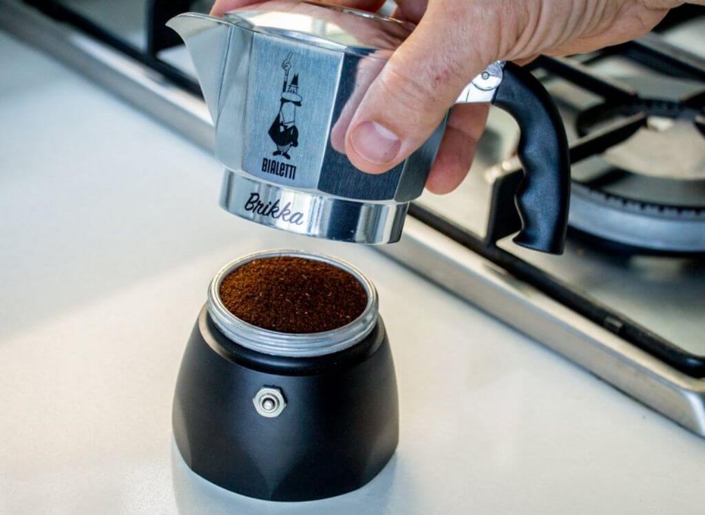 Как готовить кофе в гейзерной кофеварке (мокке)