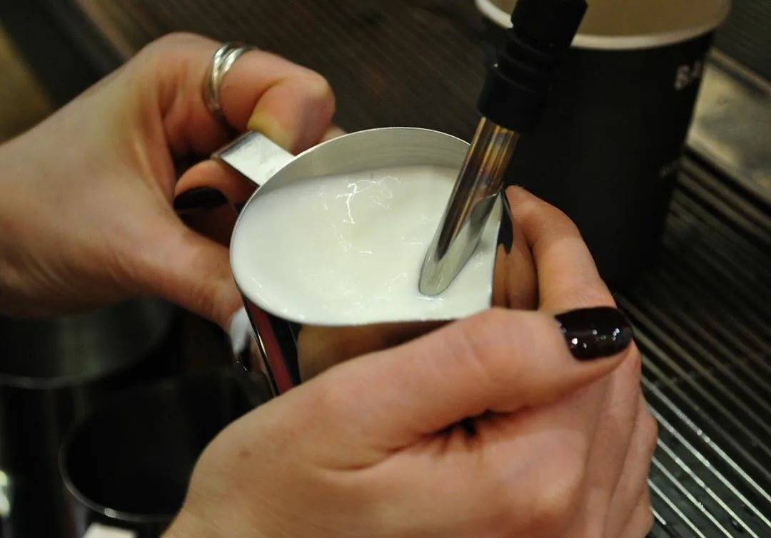 Как взбить молоко для капучино или латте? пошаговый гайд от блога comfy