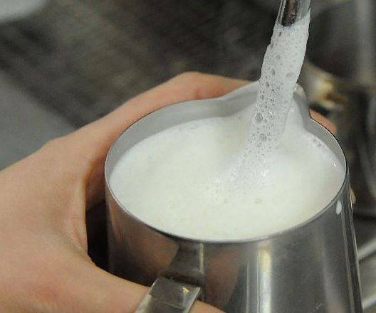 Как взбить молоко для капучино в домашних условиях: основные рекомендации