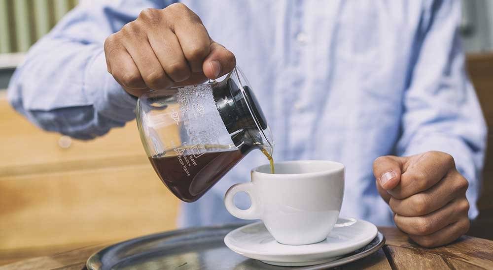 При пониженном давлении пьют кофе. Кофе при гипертонии. Кофе для потенции. Совместное распитие кофе. Можно ли гипертоникам пить кофе.