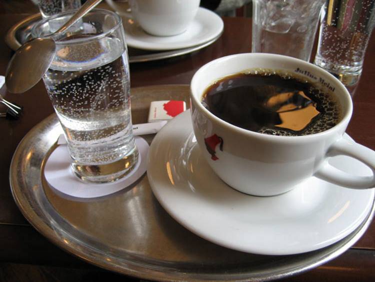 Почему после кофе нужно пить воду: зачем надо выпить стакан холодной, как правильно - во время или после употребления?