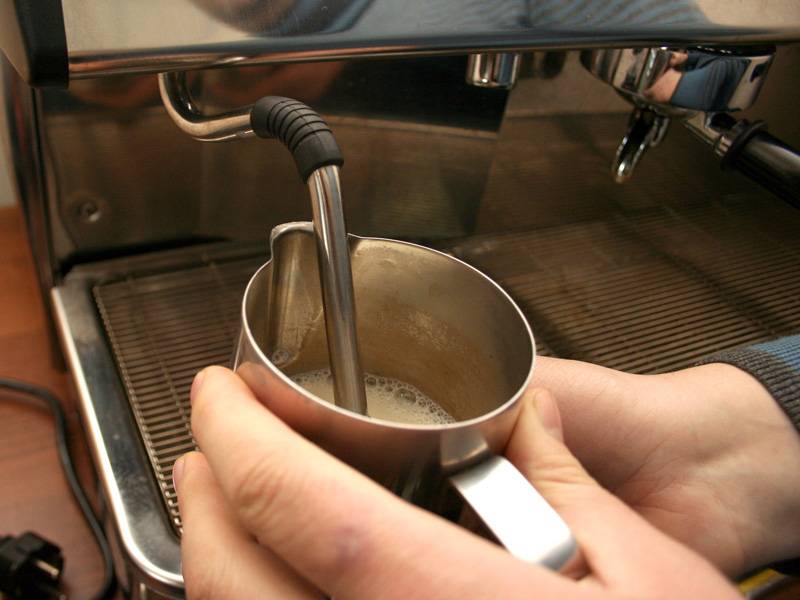 Как приготовить капучино в кофемашине — без капучинатора и с ним