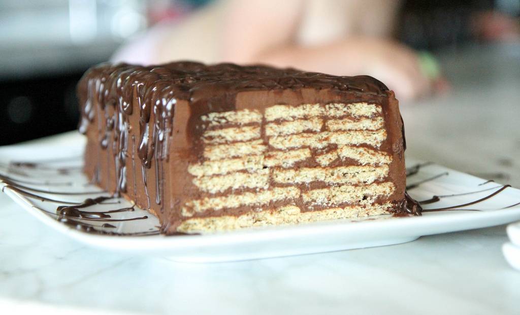 Шоколадный торт минутка без выпечки из печенья