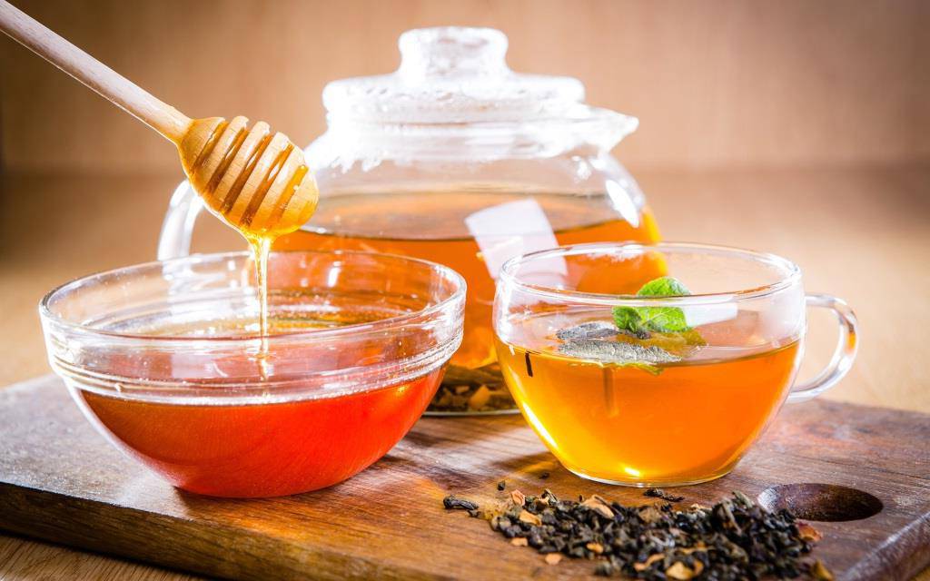 Можно ли в горячий чай добавлять мед, как пить чай с медом