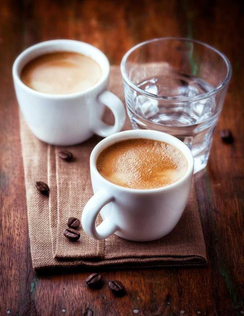 Зачем к кофе подают холодную воду и как ее правильно использовать