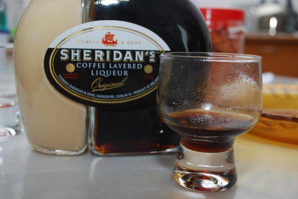 Ликер шеридан: двухцветный кофейно-сливочный напиток и коктейли с ним, как пить коктейли с ликером