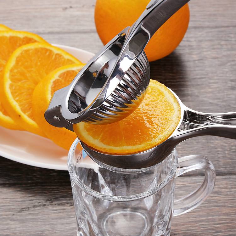 Как выжать сок из лимона без соковыжималки правильно: сколько грамм его выдавливают из одного плода вручную в домашних условиях и можно ли получить больше продукта?дача эксперт